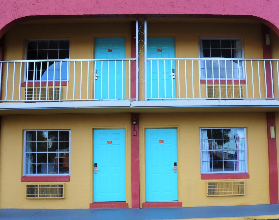 Howard Johnson By Wyndham Lake Front Park Kissimmee Exterior photo