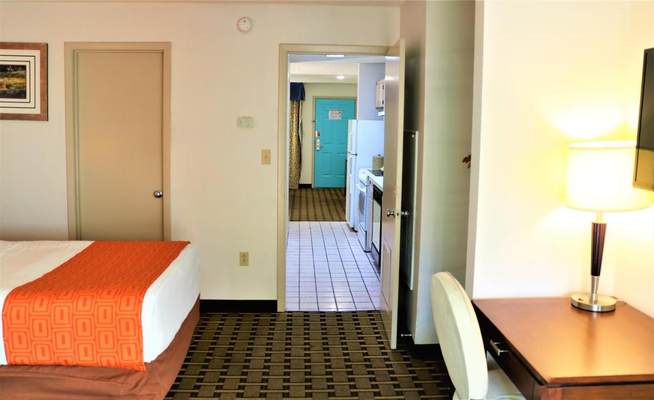 Howard Johnson By Wyndham Lake Front Park Kissimmee Exterior photo