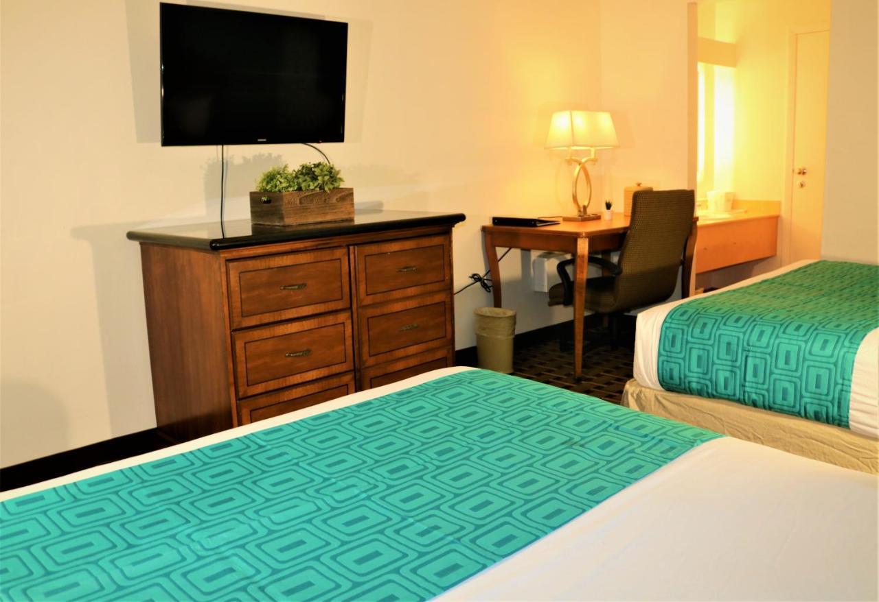 Howard Johnson By Wyndham Lake Front Park Kissimmee Exterior photo