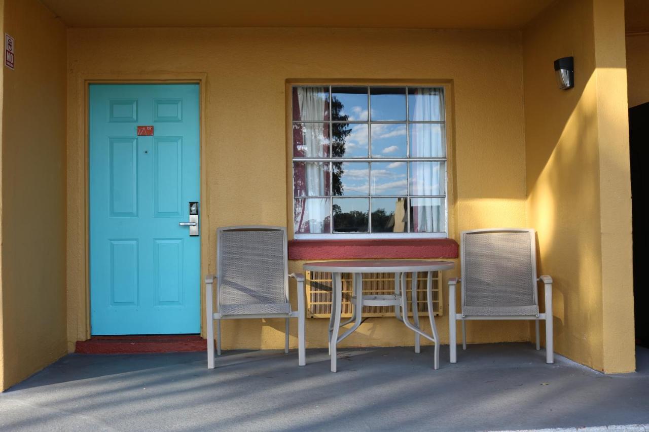 Howard Johnson By Wyndham Lake Front Park Kissimmee Exterior photo