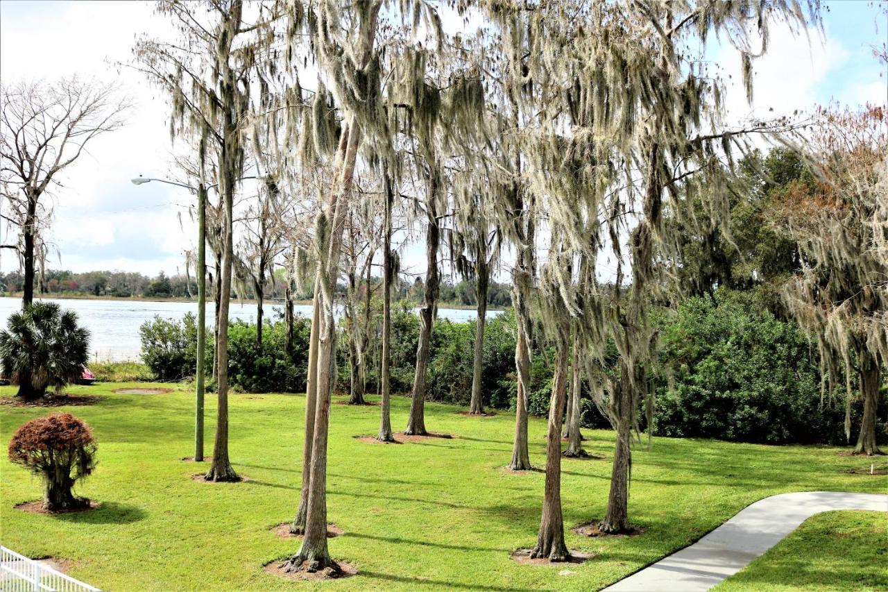 Howard Johnson By Wyndham Lake Front Park Kissimmee Exterior photo
